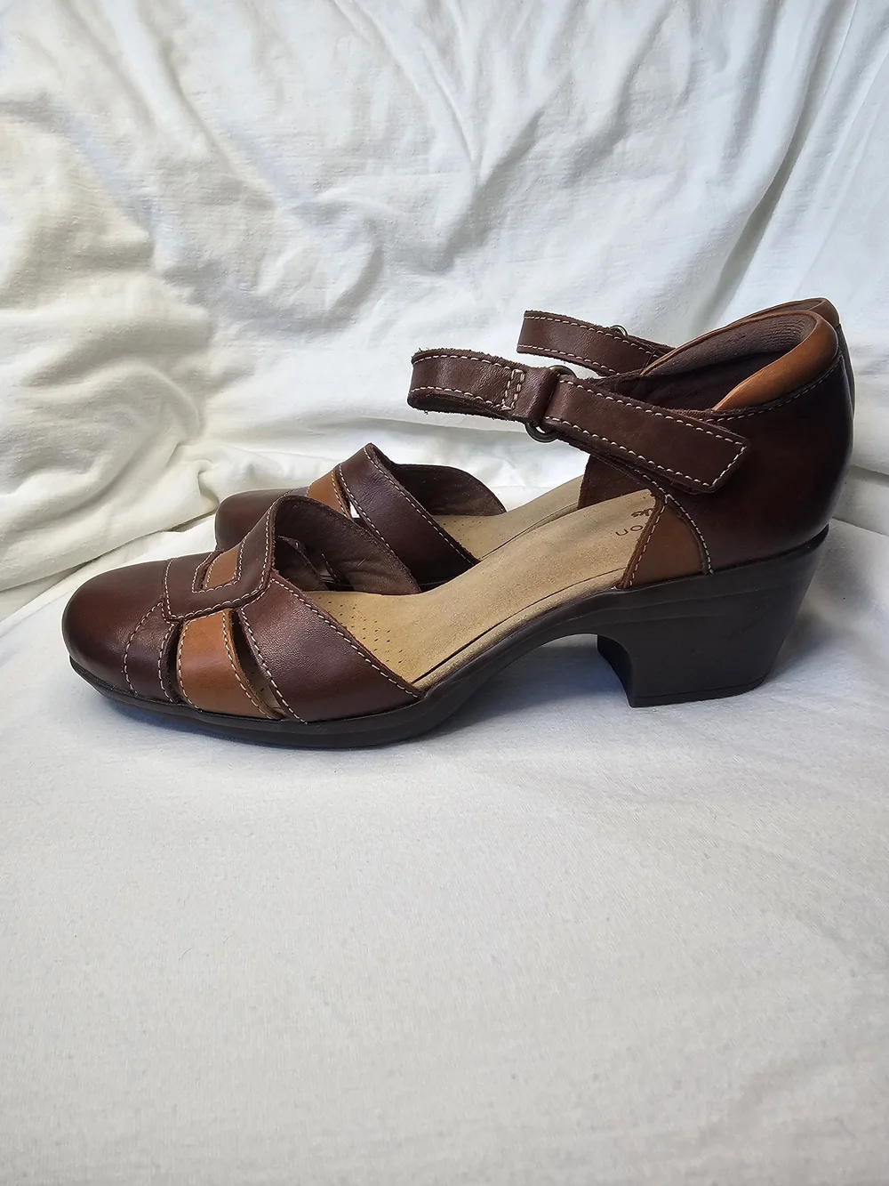 Clarks Emily Daisy Heels Two-tone Dark Tan Leather Design Low Heel Ankle Strap